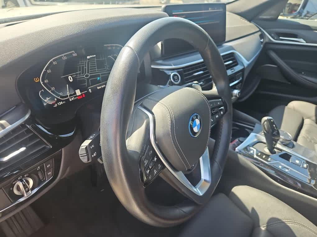 Used 2023 BMW 530e xDrive w/ Premium Package AWD/4WD image 2
