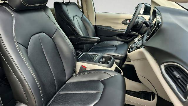 Used 2024 Chrysler Pacifica Touring-L FWD image 28