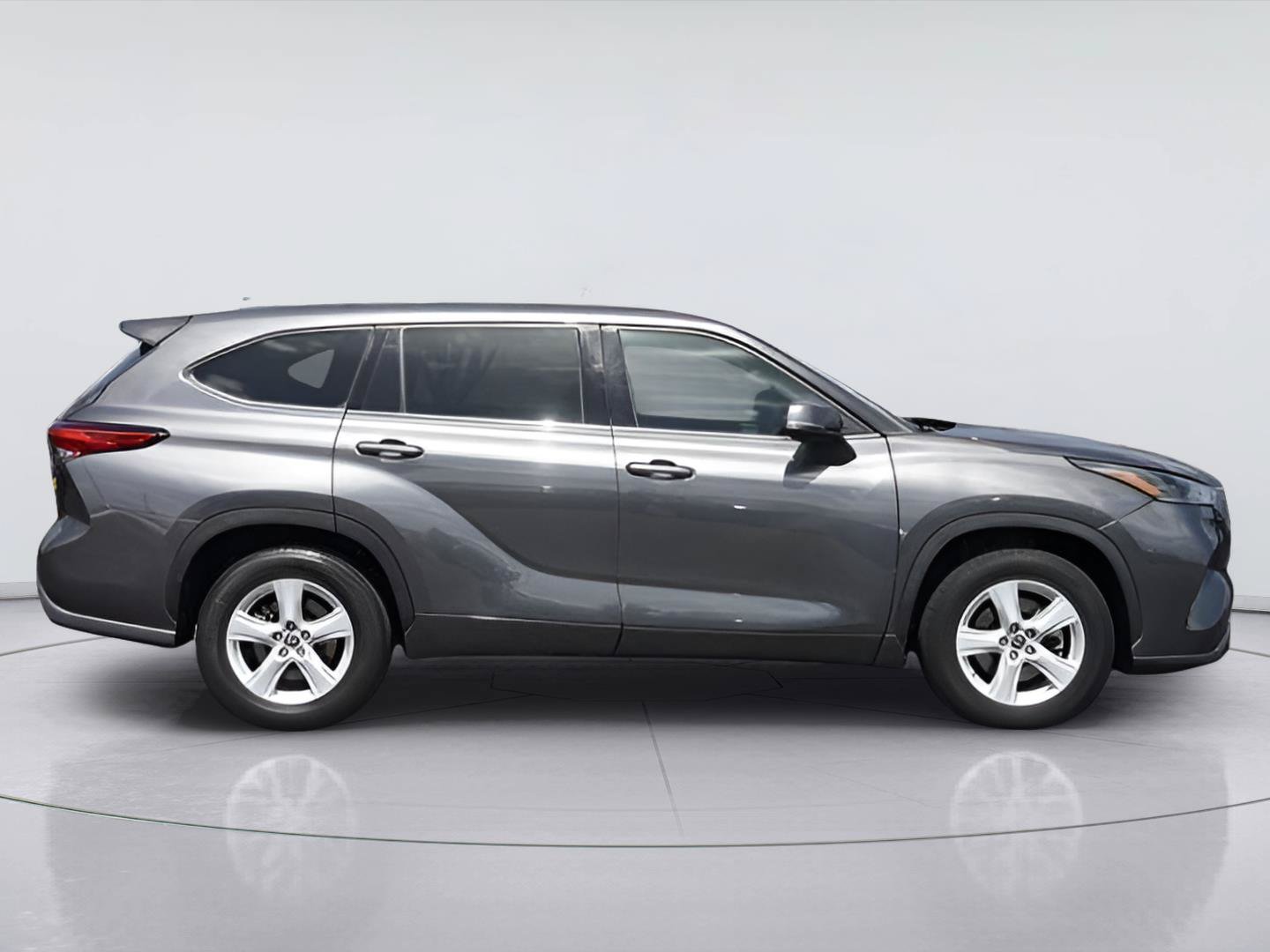Used 2021 Toyota Highlander L FWD image 5