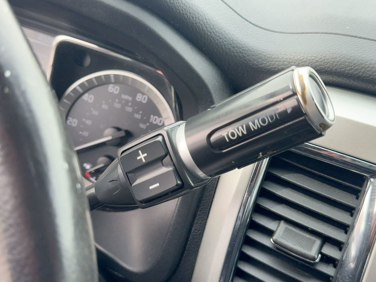 Used 2018 Nissan Titan SV w/ SV Convenience Package image 23