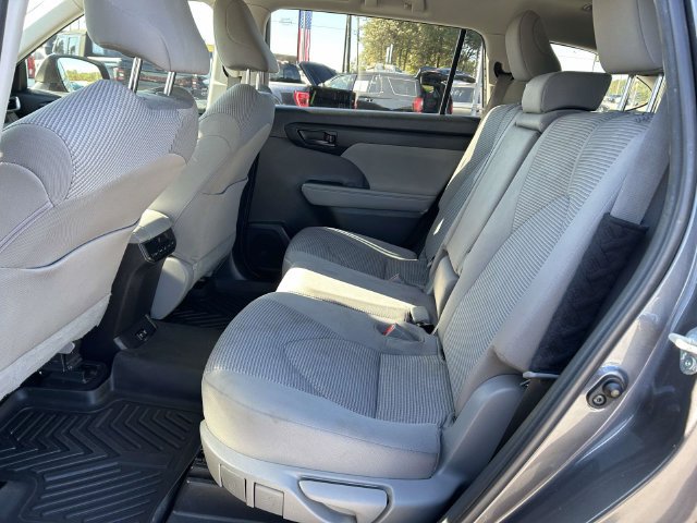 Used 2021 Toyota Highlander LE FWD image 10