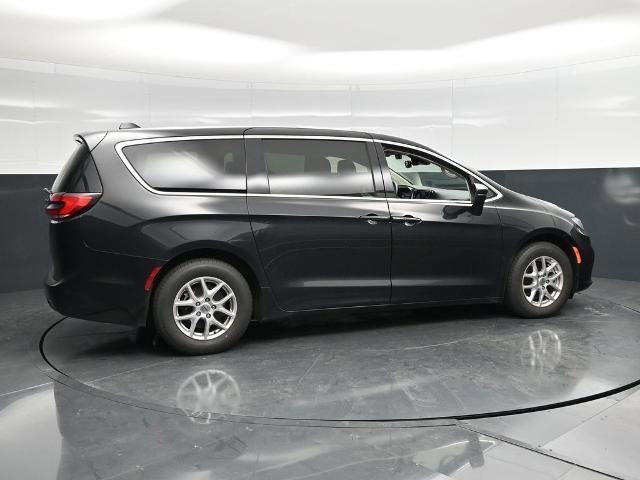 Used 2023 Chrysler Pacifica Touring-L FWD image 3