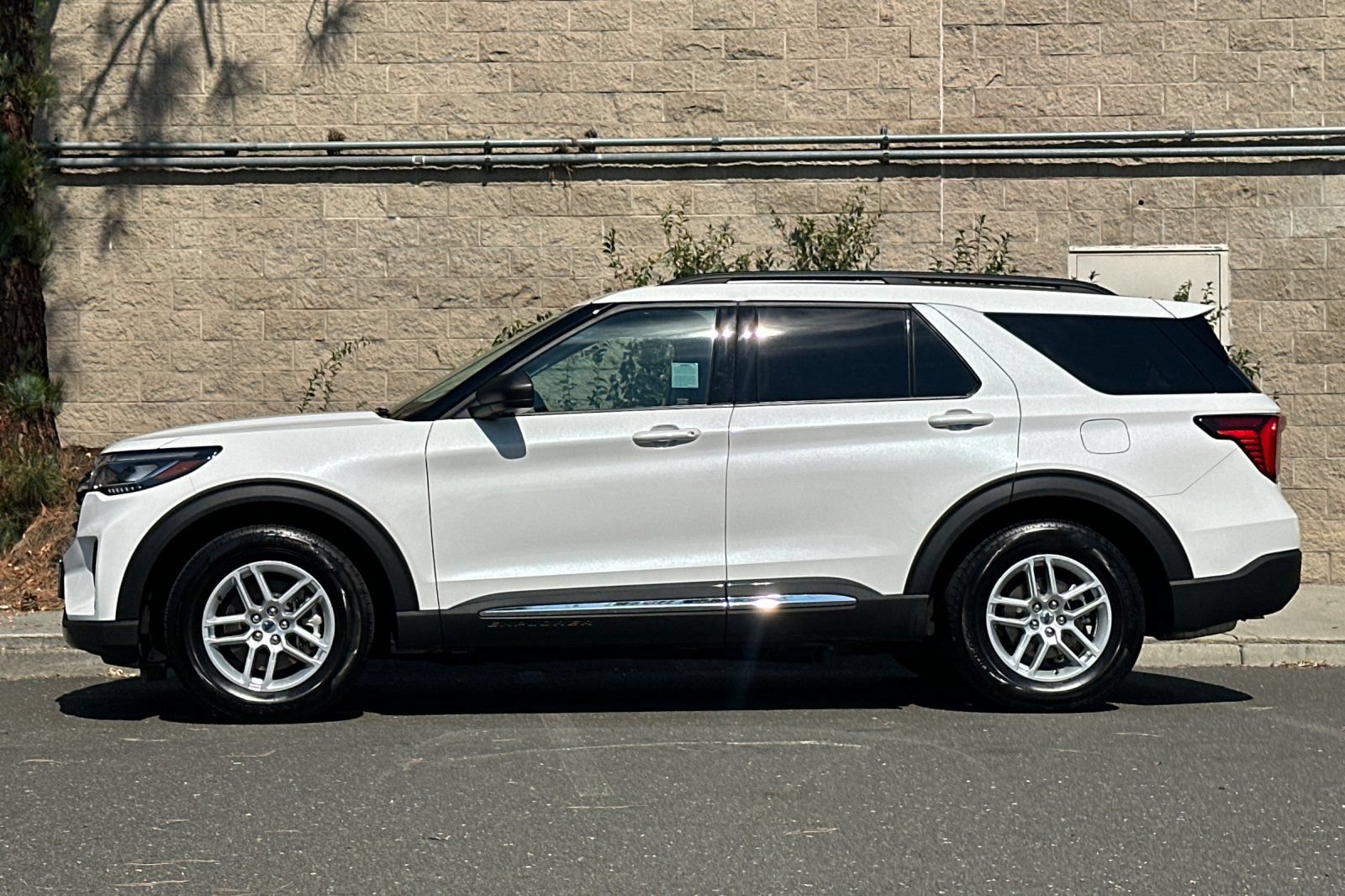 Certified 2025 Ford Explorer Active RWD image 7