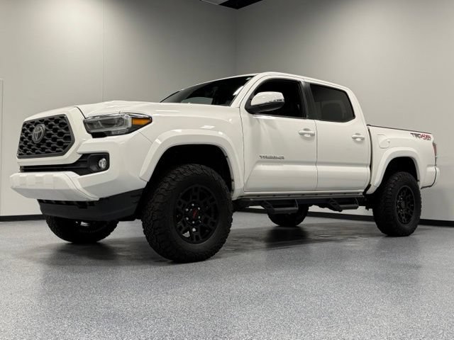 Used 2020 Toyota Tacoma TRD Sport w/ TRD Premium Sport Package AWD/4WD image 5