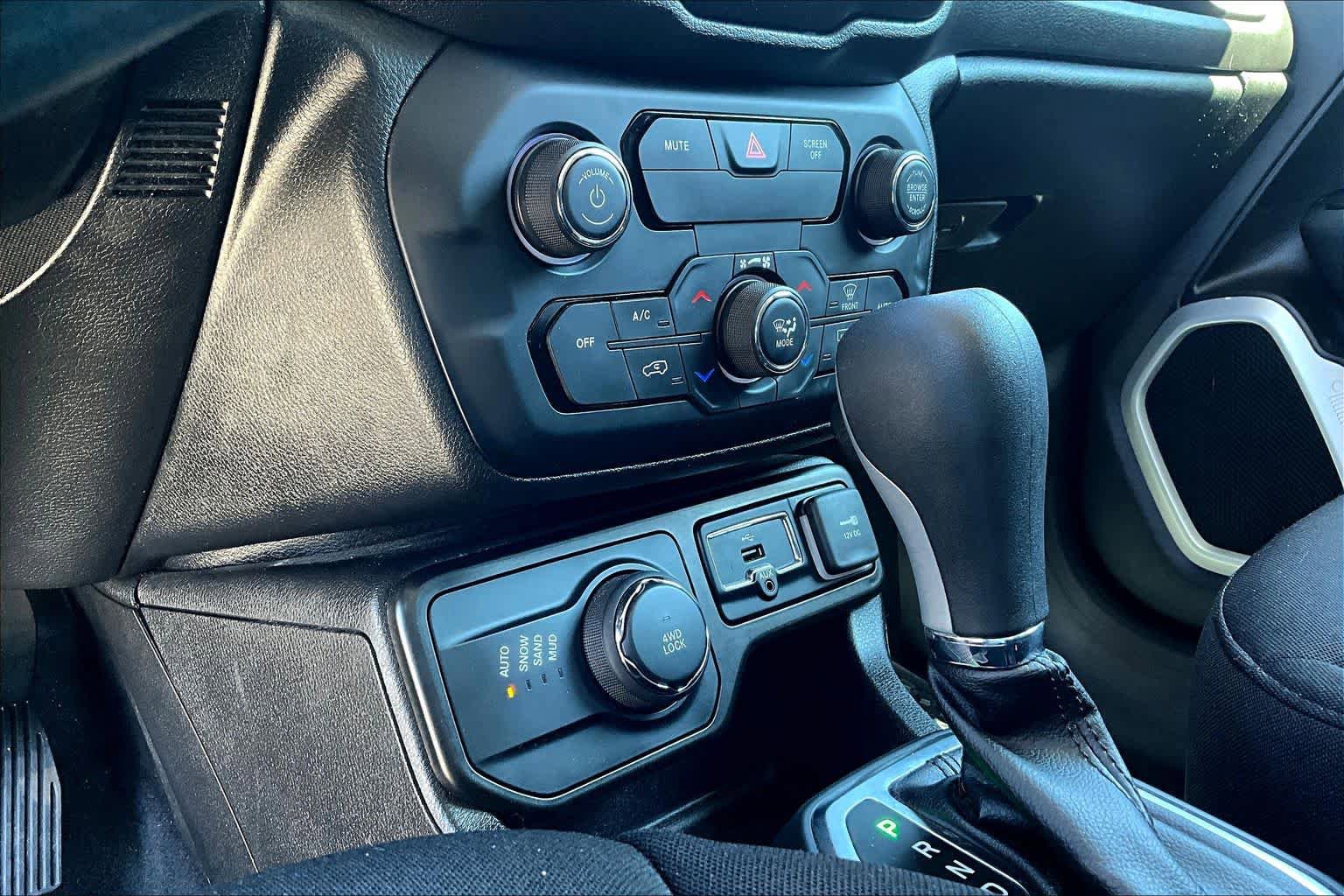 Used 2020 Jeep Renegade Latitude w/ Cold Weather Group AWD/4WD image 35