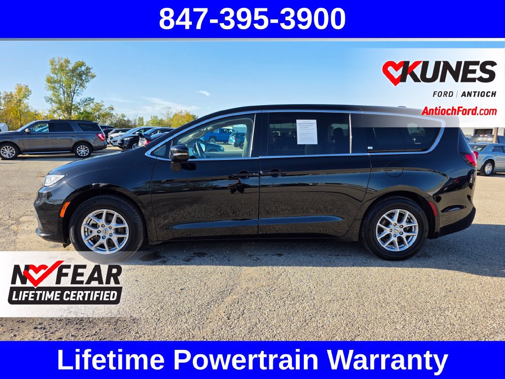 Used 2024 Chrysler Pacifica Touring-L FWD image 7
