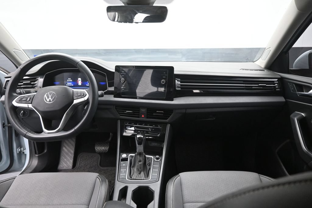 Used 2025 Volkswagen Jetta SE w/ Sunroof Package FWD image 12