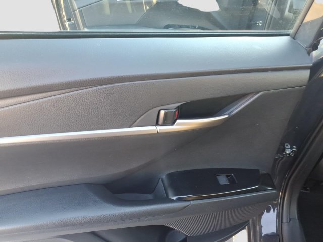 Used 2025 Toyota Camry SE FWD image 9