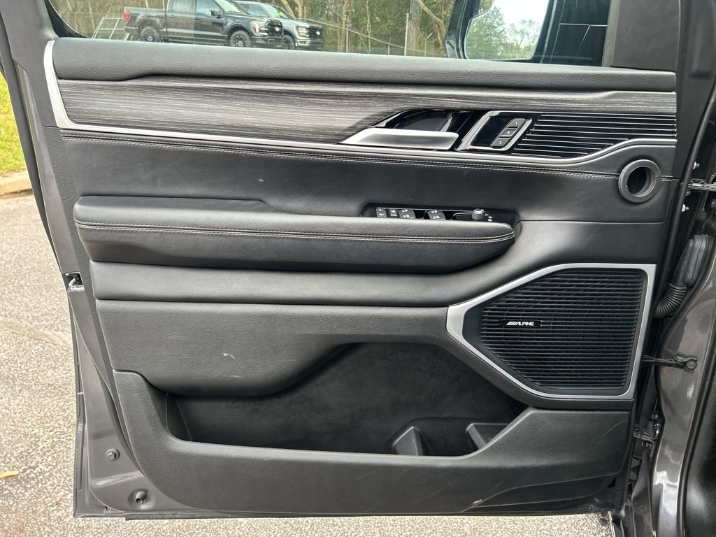 Used 2024 Jeep Wagoneer L Series II image 9