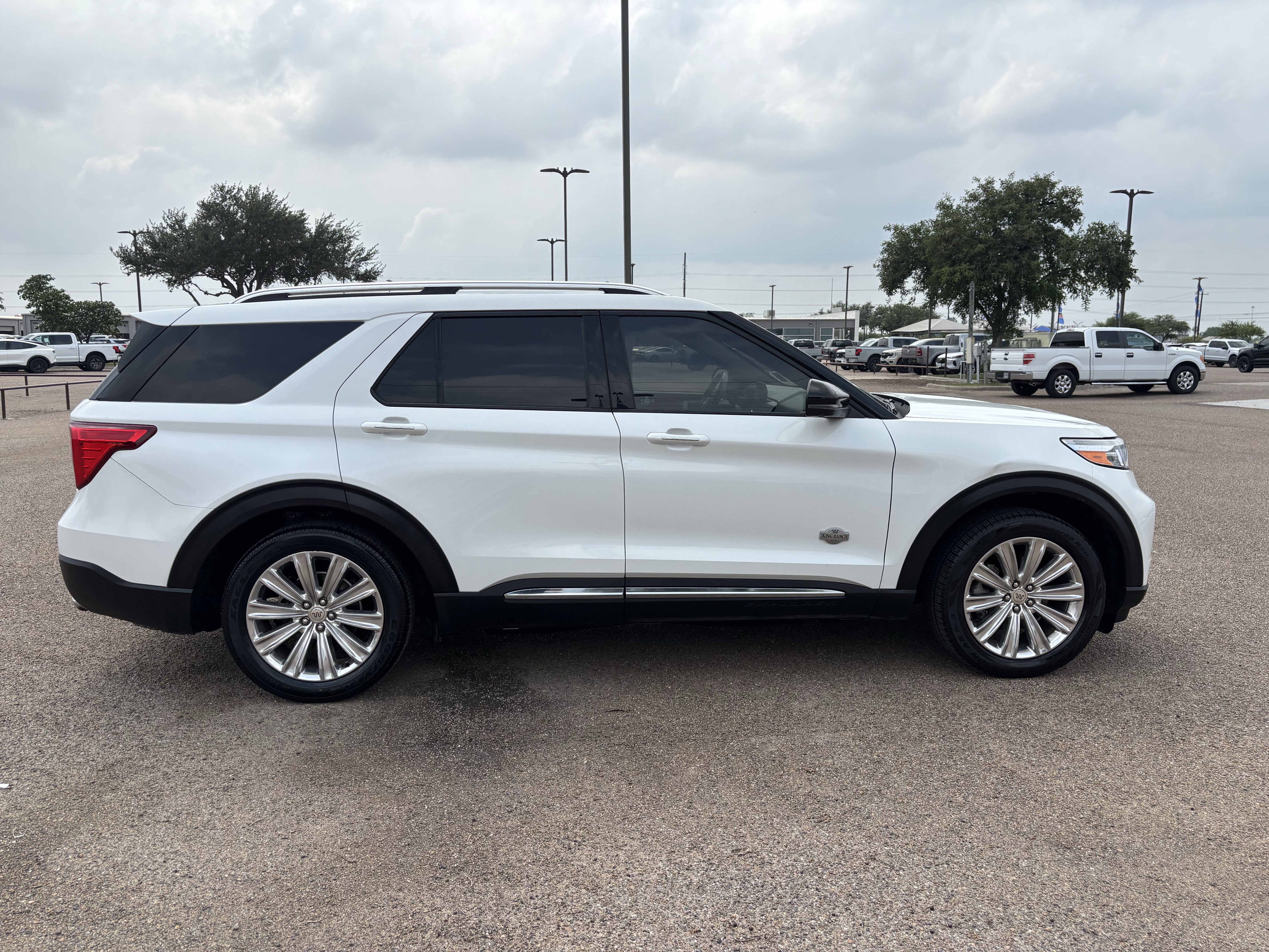 Certified 2022 Ford Explorer King Ranch w/ Class IV Trailer Tow Package RWD image 4