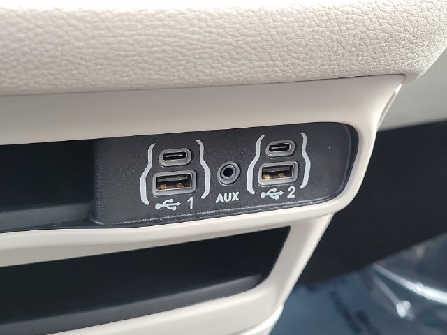 Used 2024 Chrysler Pacifica Limited FWD image 33