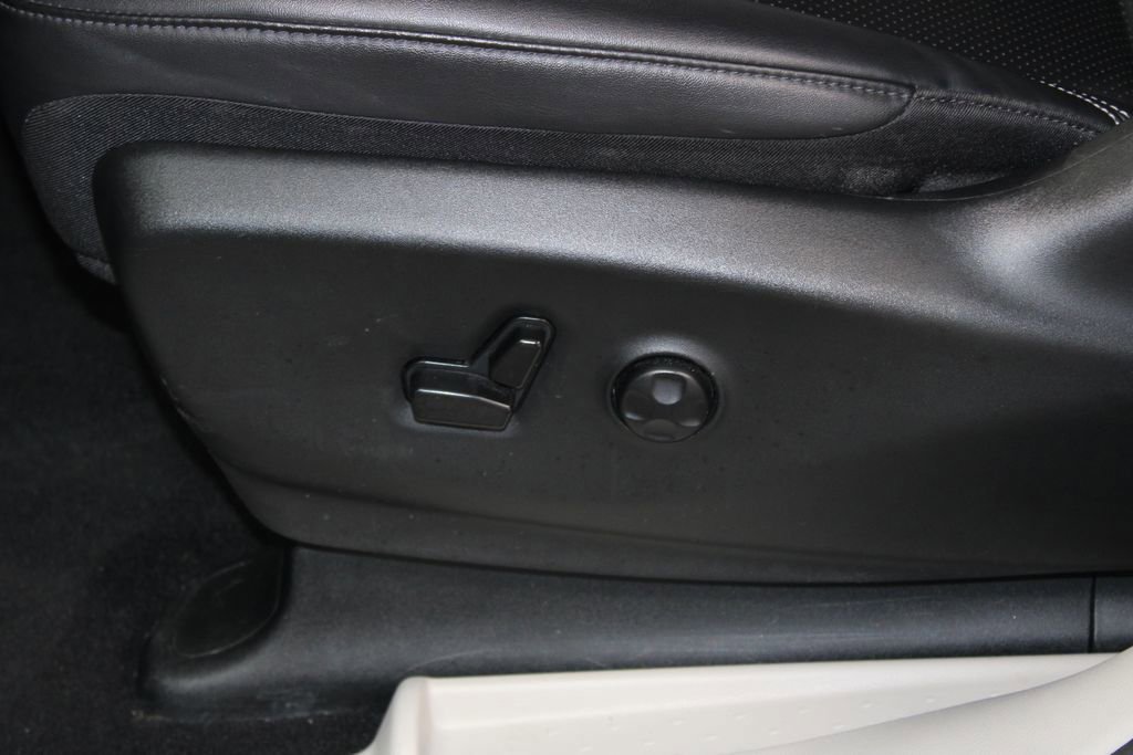 Used 2024 Chrysler Pacifica Touring-L image 21