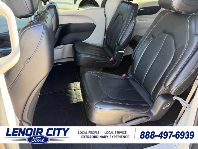 Used 2024 Chrysler Pacifica Touring-L FWD image 21