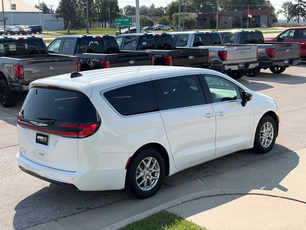 Used 2024 Chrysler Pacifica Touring-L FWD image 6