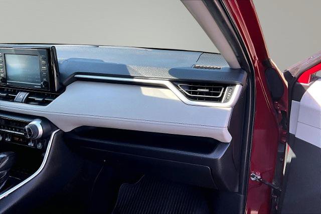 Used 2020 Toyota RAV4 XLE w/ Convenience Package FWD image 17