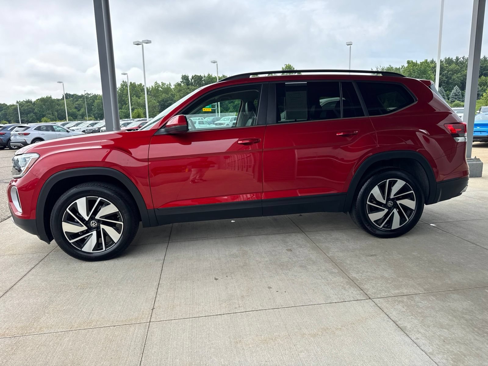 Used 2024 Volkswagen Atlas SE AWD/4WD image 4