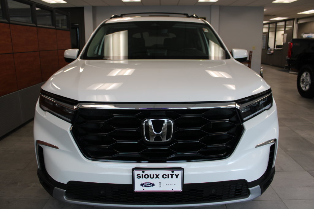 Used 2024 Honda Pilot Touring image 2