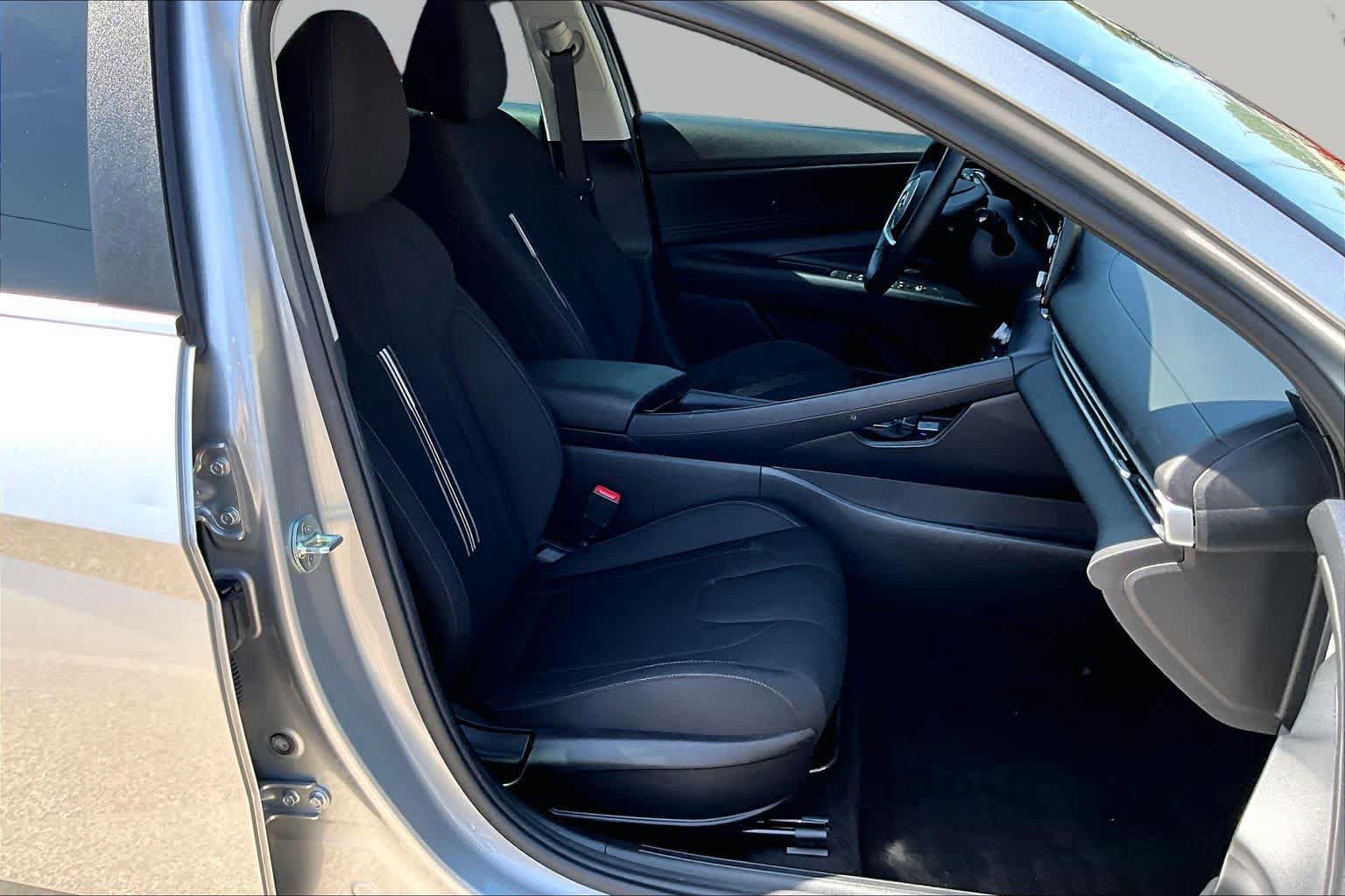 Used 2022 Hyundai Elantra SEL w/ Convenience + Premium Package FWD image 9