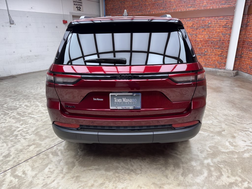 Used 2023 Jeep Grand Cherokee Altitude AWD/4WD image 4