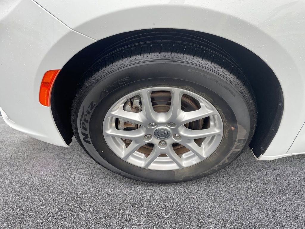 Used 2023 Chrysler Pacifica Touring-L FWD image 12
