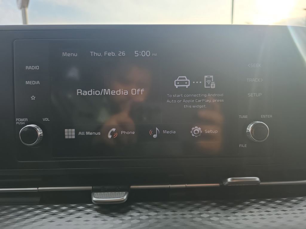 Used 2023 Kia Carnival LX image 27