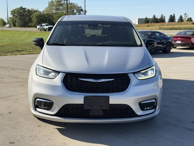 Used 2024 Chrysler Pacifica Touring-L FWD image 7