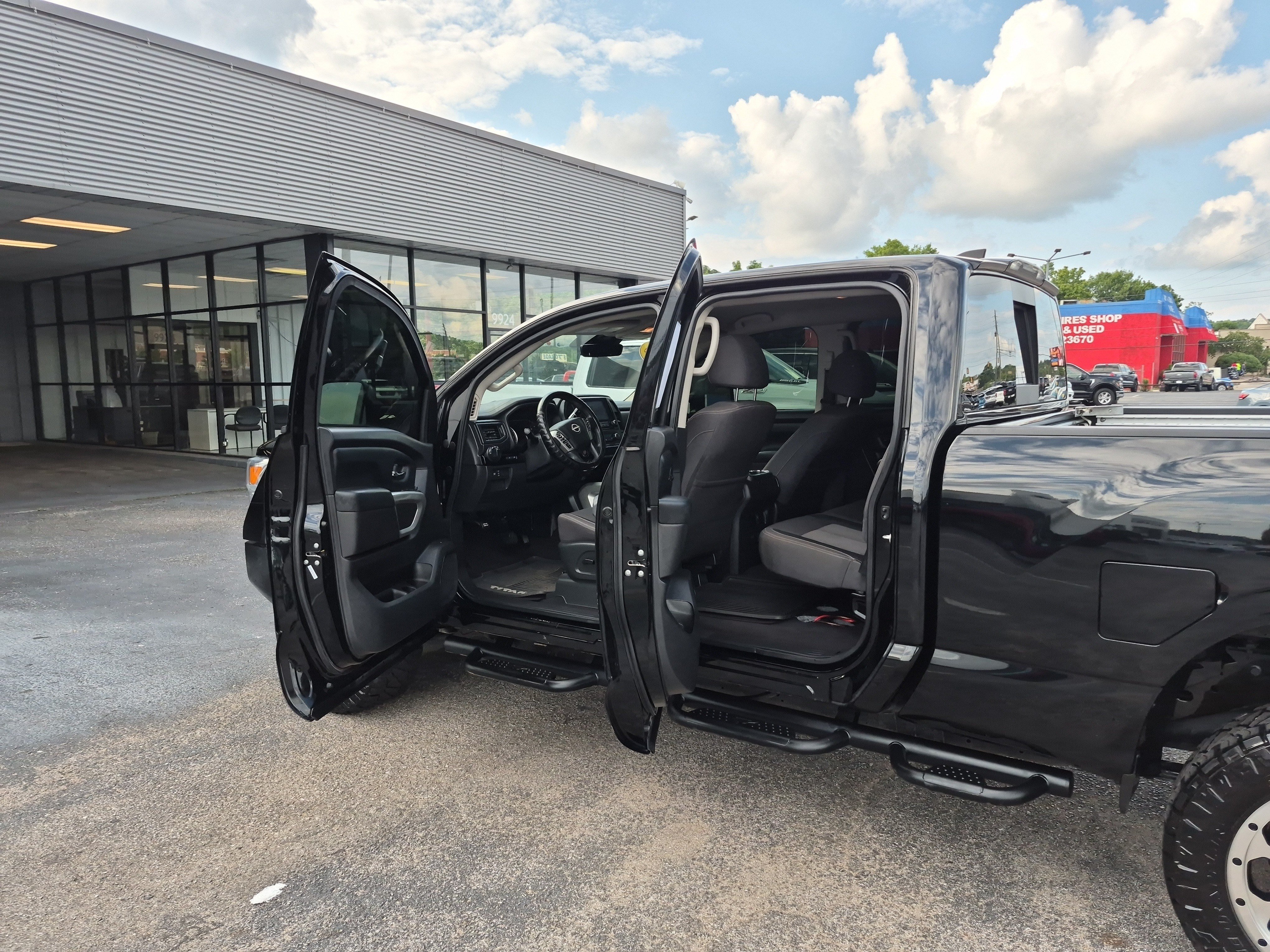Used 2023 Nissan Titan SV w/ SV Convenience Package AWD/4WD image 17