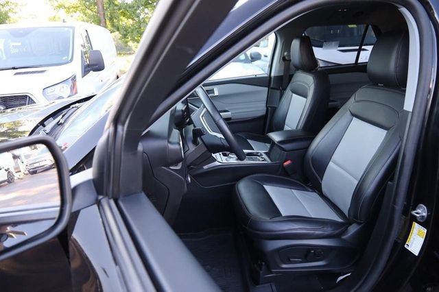 Certified 2023 Ford Explorer XLT w/ Equipment Group 202A AWD/4WD image 9