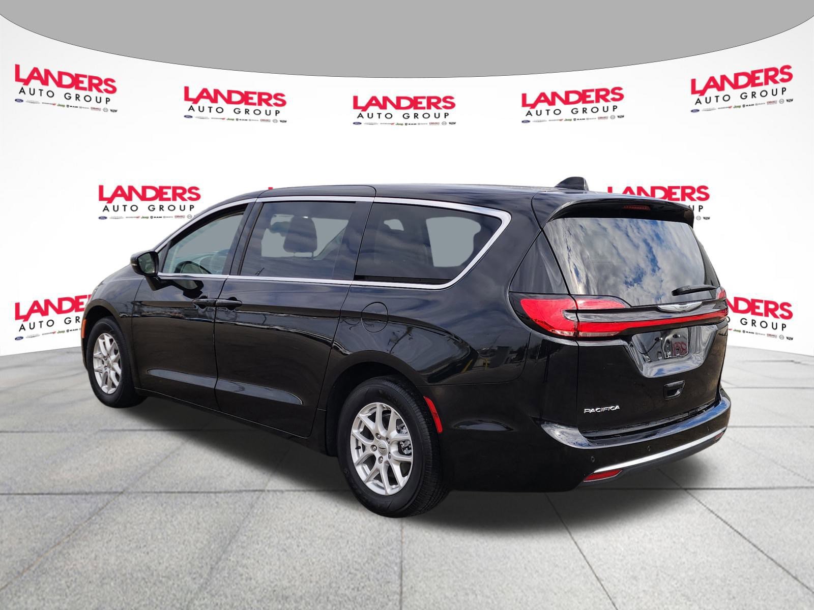 Used 2024 Chrysler Pacifica Touring-L image 3