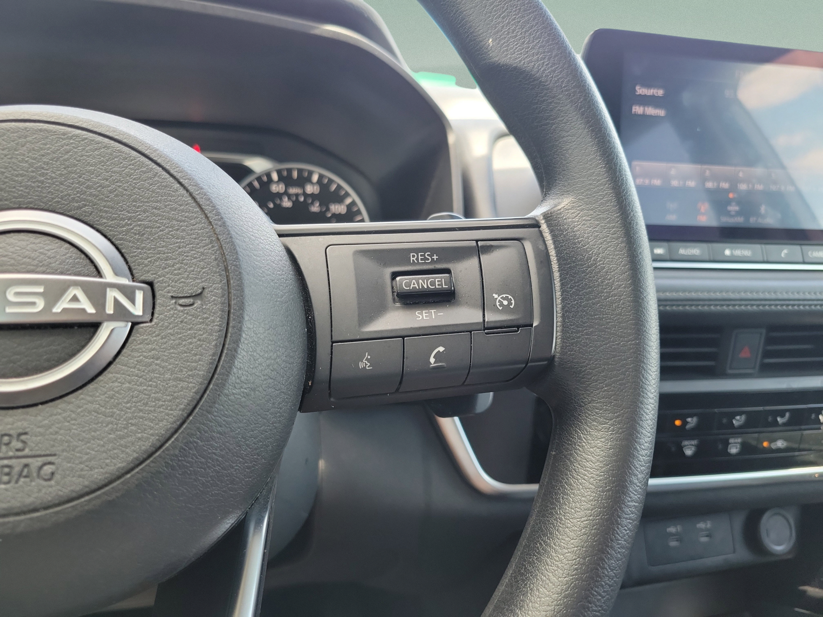 Used 2024 Nissan Rogue S AWD/4WD image 22