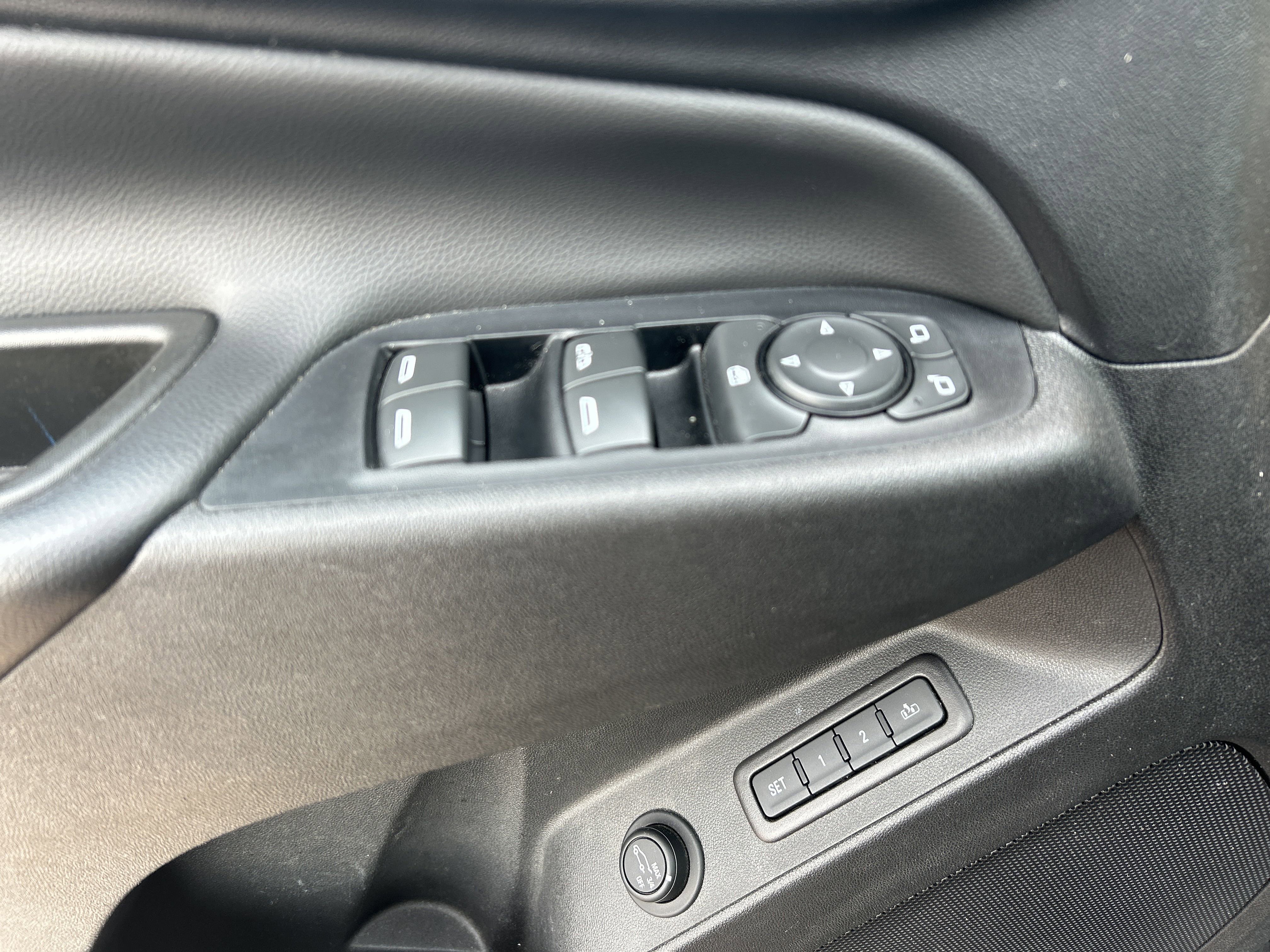 Used 2020 Chevrolet Equinox LT w/ Midnight Edition image 18