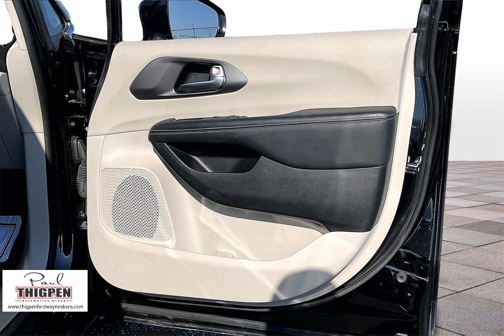 Used 2024 Chrysler Pacifica Touring-L image 23