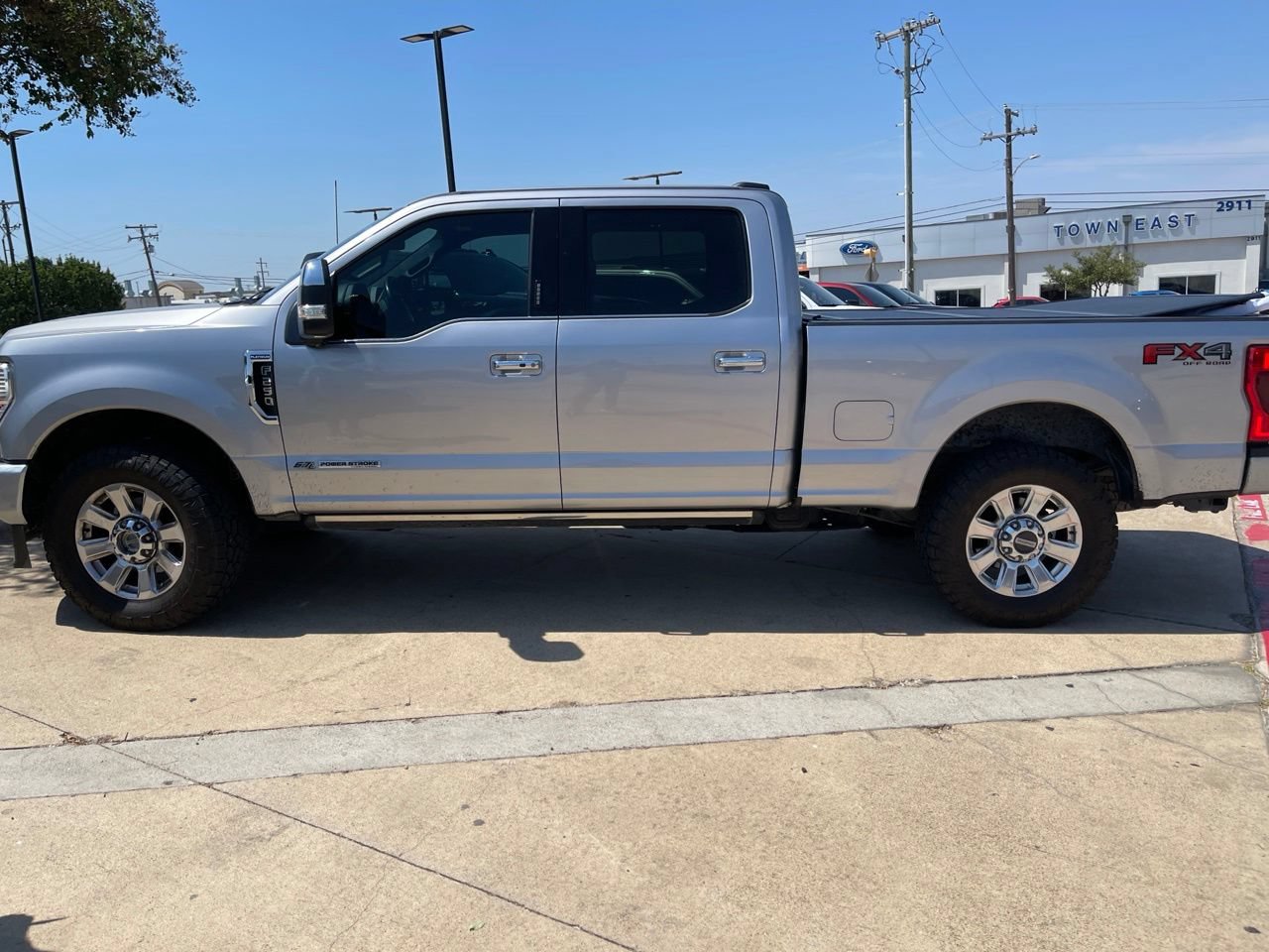 Certified 2022 Ford F250 Platinum w/ FX4 Off-Road Package AWD/4WD image 9
