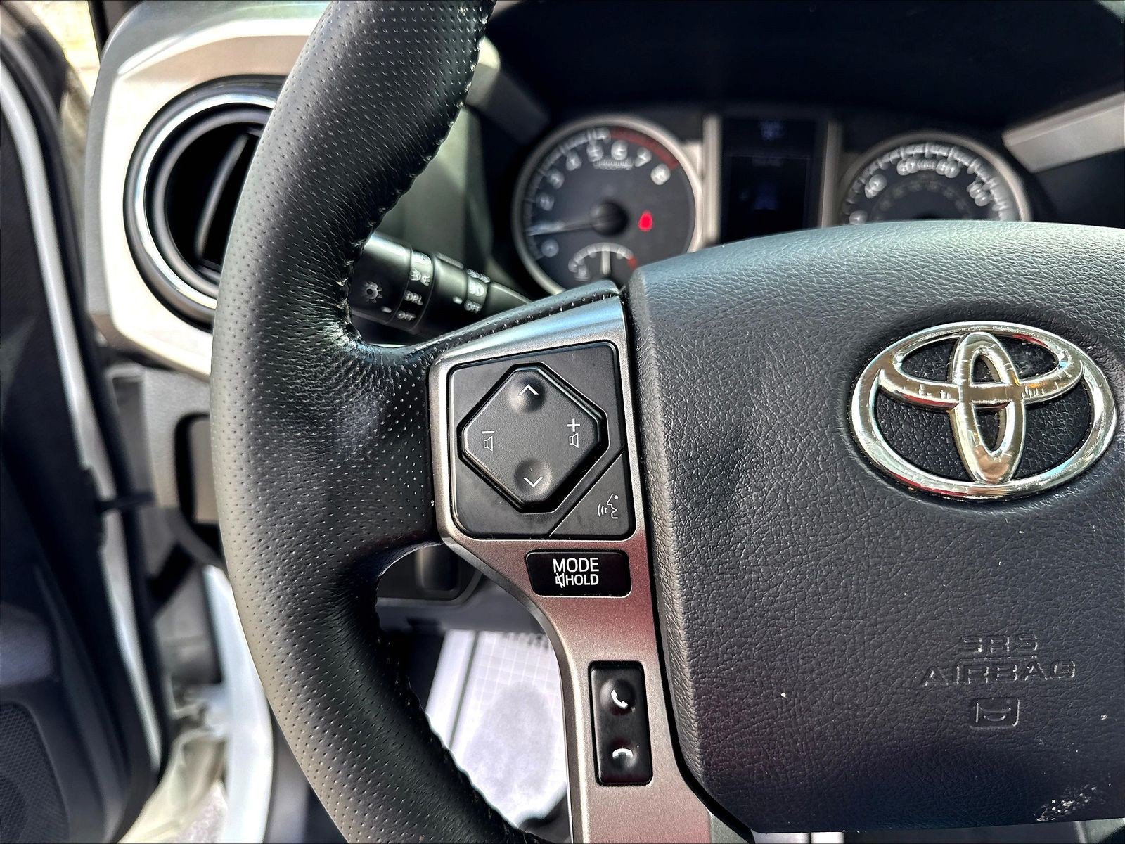 Used 2017 Toyota Tacoma SR5 w/ SR5 Appearance Package (SM) RWD image 16