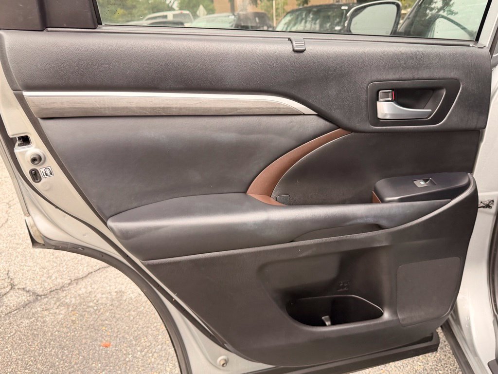 Used 2019 Toyota Highlander Limited Platinum AWD/4WD image 16