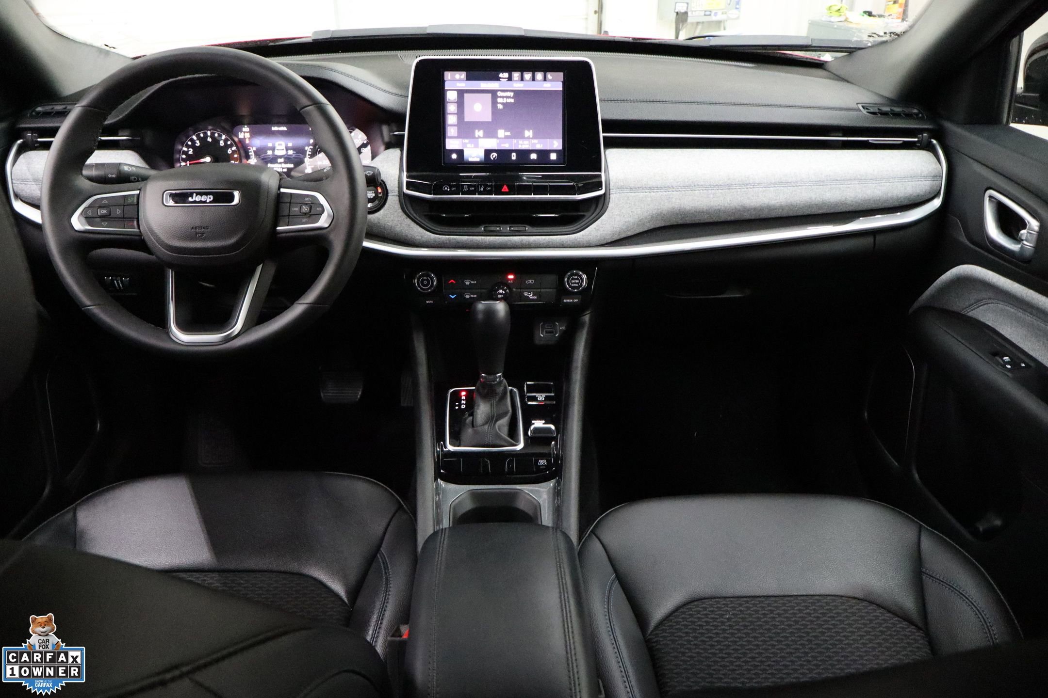 Used 2025 Jeep Compass Latitude image 29