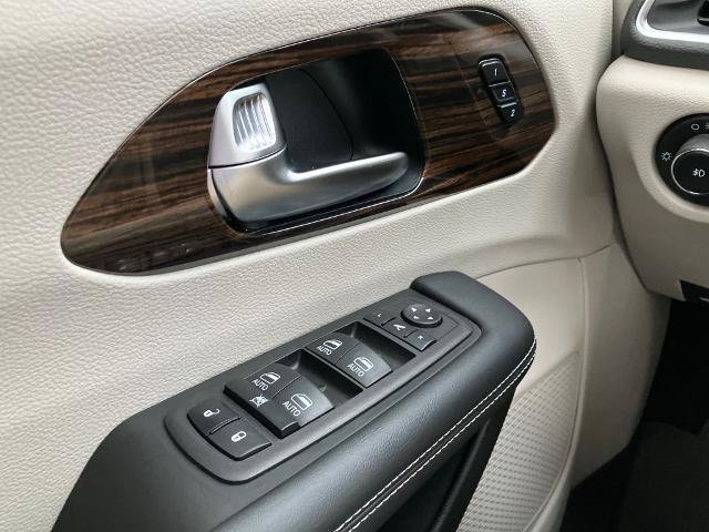 Used 2023 Chrysler Pacifica Limited AWD/4WD image 34