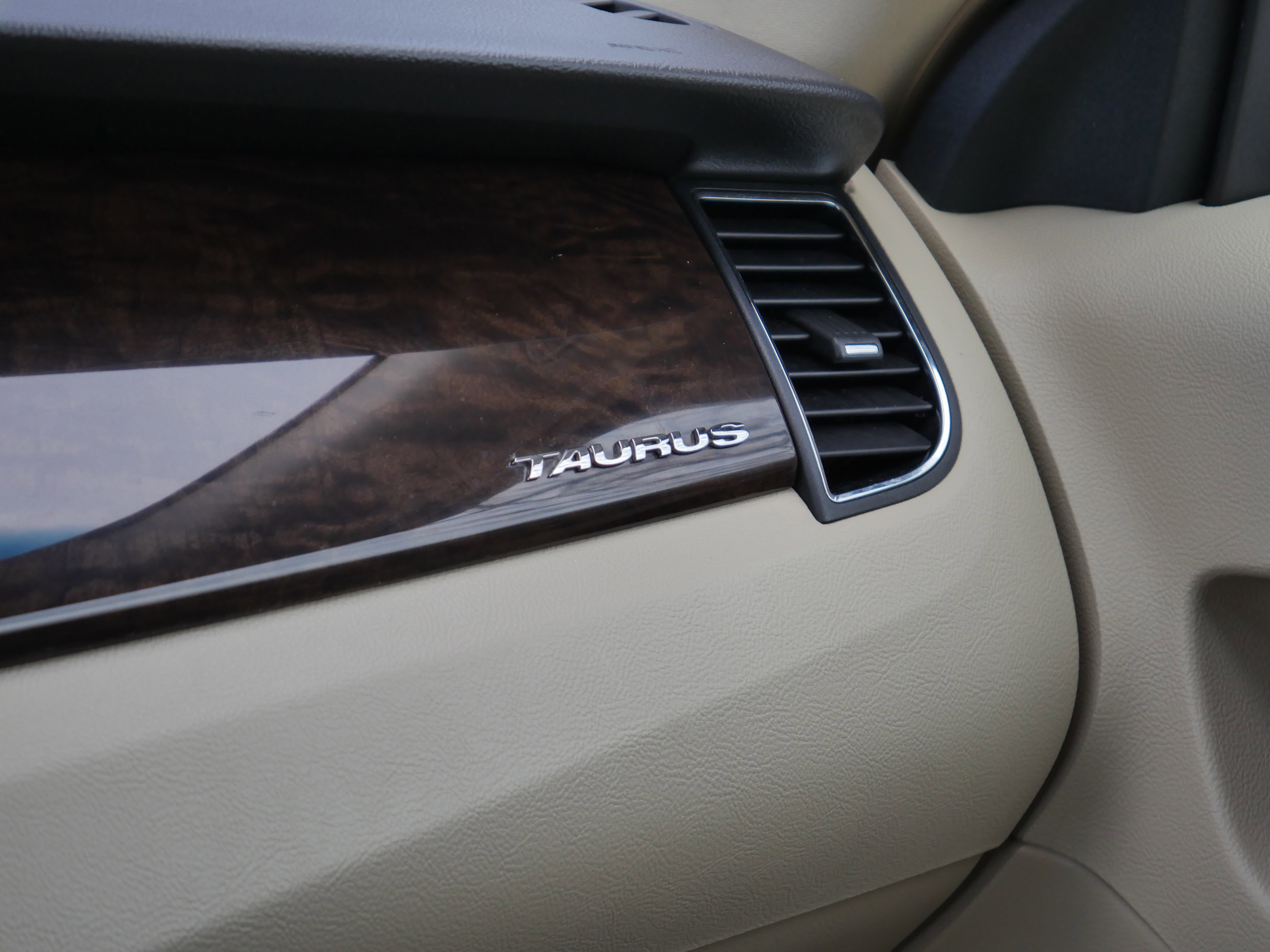 Certified 2017 Ford Taurus Limited image 21