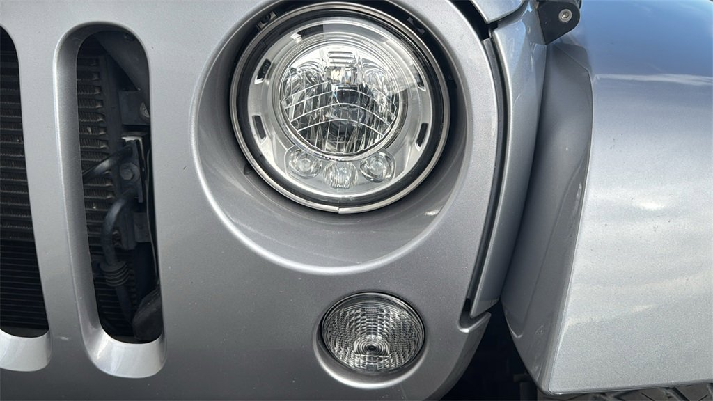 Used 2018 Jeep Wrangler Unlimited Rubicon w/ Connectivity Group image 6