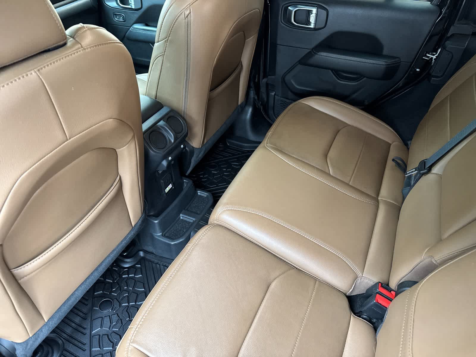 Used 2022 Jeep Wrangler Unlimited Sahara AWD/4WD image 4