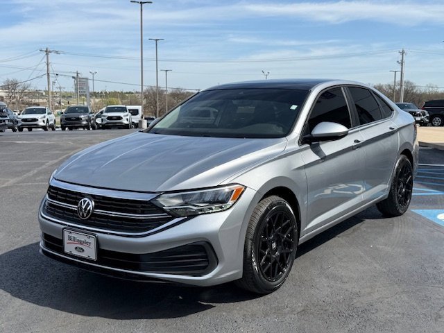 Used 2023 Volkswagen Jetta SE w/ Panoramic Sunroof Package image 4