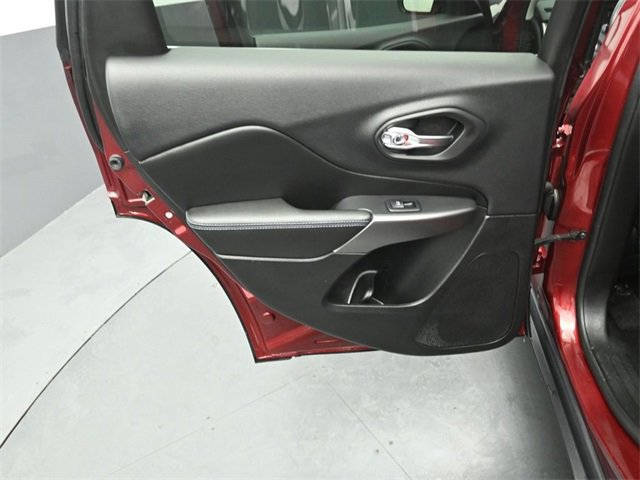 Used 2019 Jeep Cherokee Latitude w/ Cold Weather Group image 38