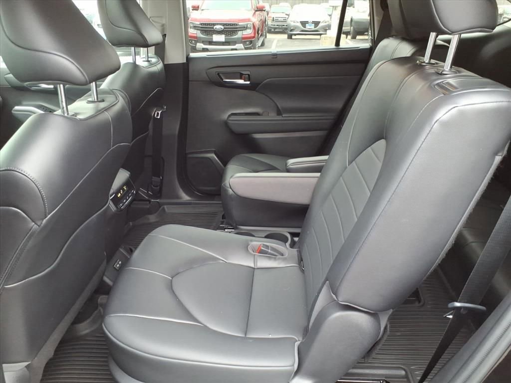 Used 2022 Toyota Highlander XLE image 12