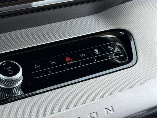 Certified 2025 Ford Expedition Active AWD/4WD image 35