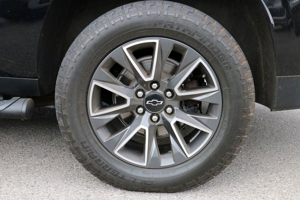 Used 2022 Chevrolet Suburban Z71 w/ Luxury Package image 8