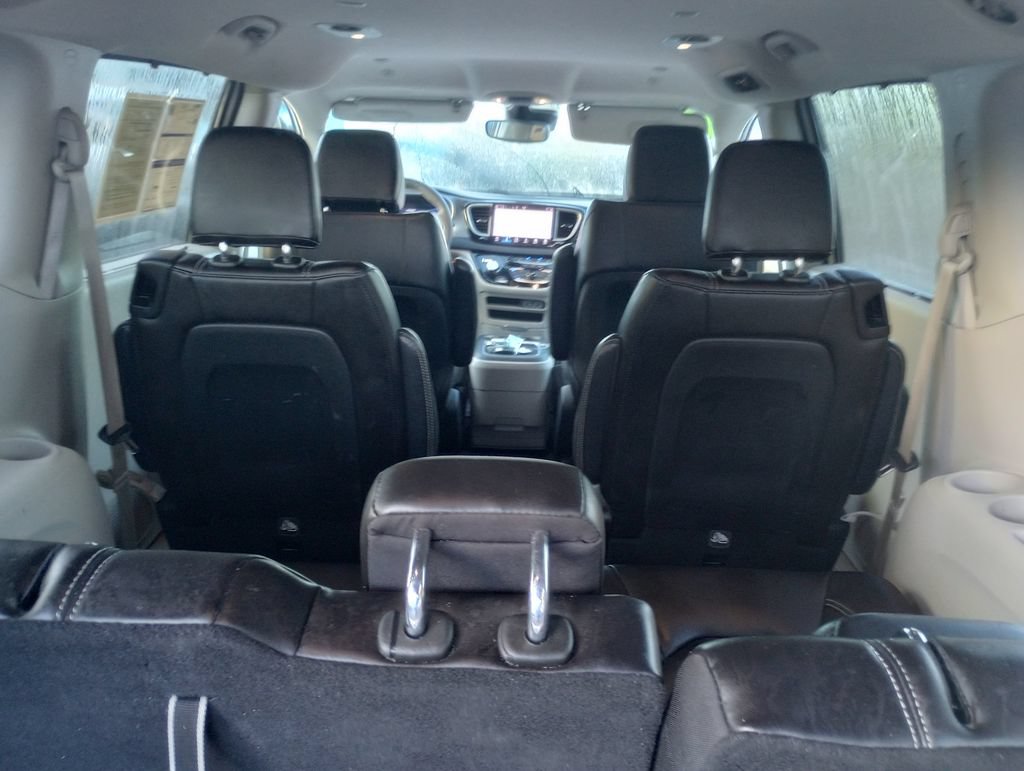 Used 2023 Chrysler Pacifica Touring-L FWD image 16