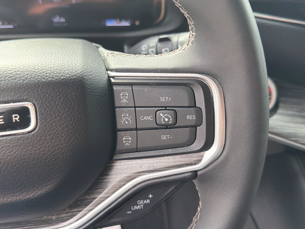 Used 2024 Jeep Wagoneer L Series II RWD image 20