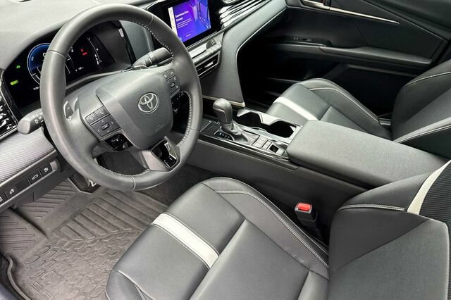 Used 2025 Toyota Camry SE w/ Convenience Package FWD image 10