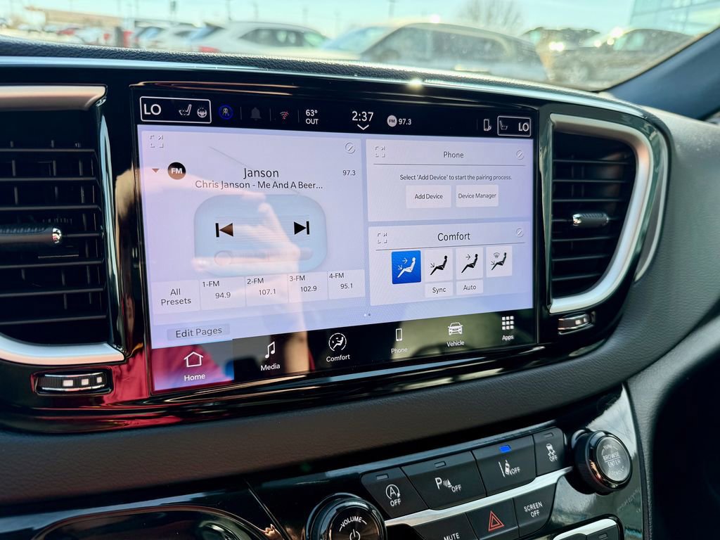 Used 2025 Chrysler Pacifica Select image 29