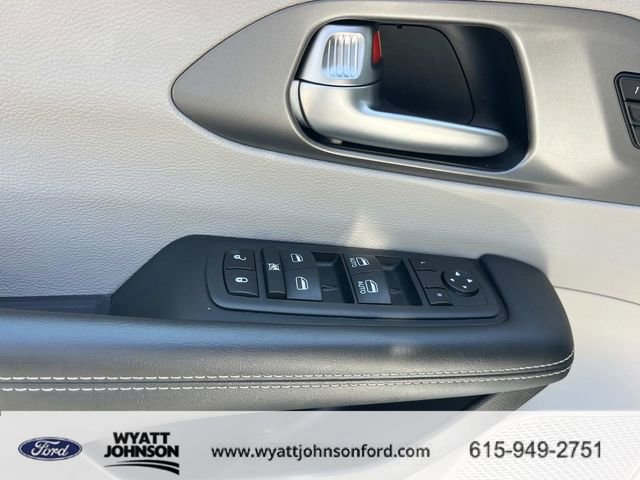 Used 2023 Chrysler Pacifica Touring-L image 28